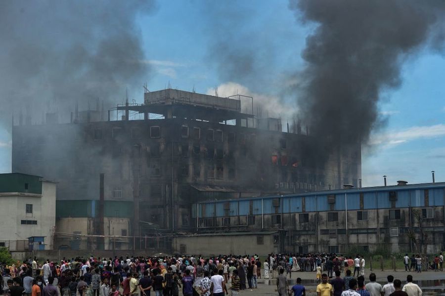 孟加拉食品廠大火至少52死 工人跳樓逃生