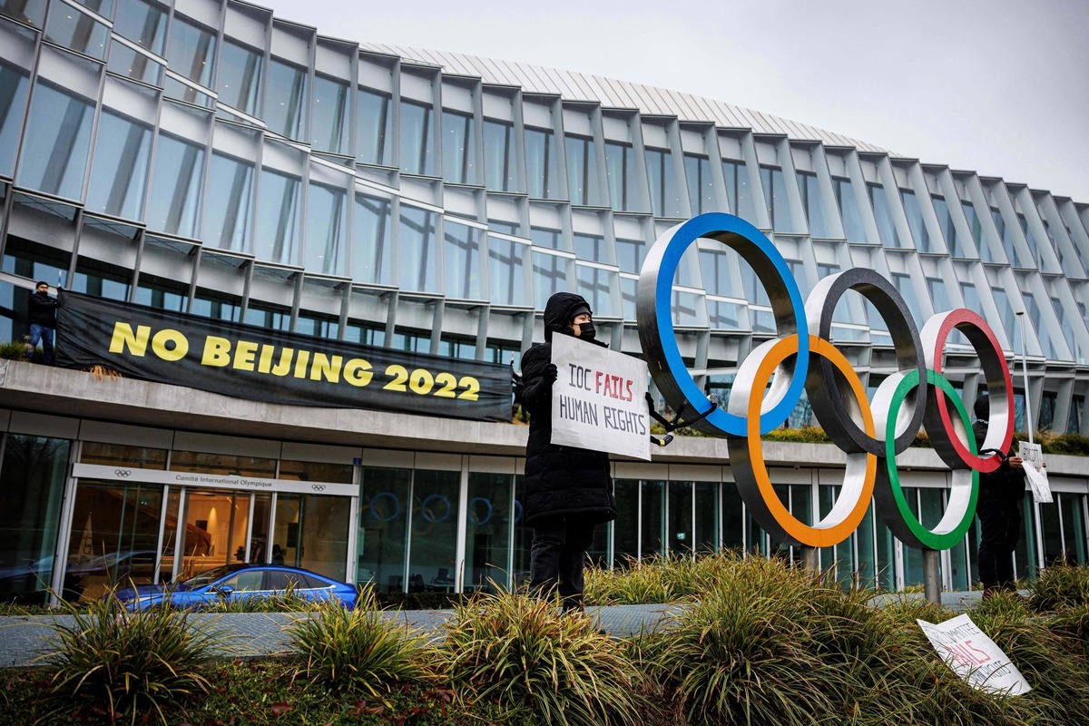 圖為2021年12月11日，瑞士洛桑（Lausanne），「自由西藏學生運動」（Students for a Free Tibet，簡稱SFT）組織人士在國際奧委會（IOC）總部前抗議，呼籲民眾抵制2022年北京冬奧會。（Valentin Flauraud/AFP via Getty Images）