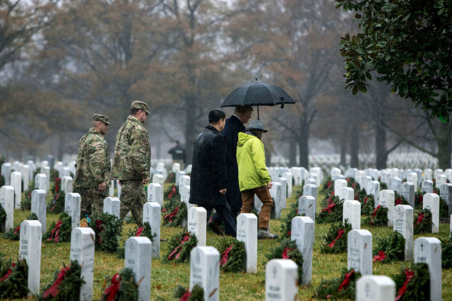 冒雨訪阿靈頓國家公墓 特朗普向美國烈士致敬