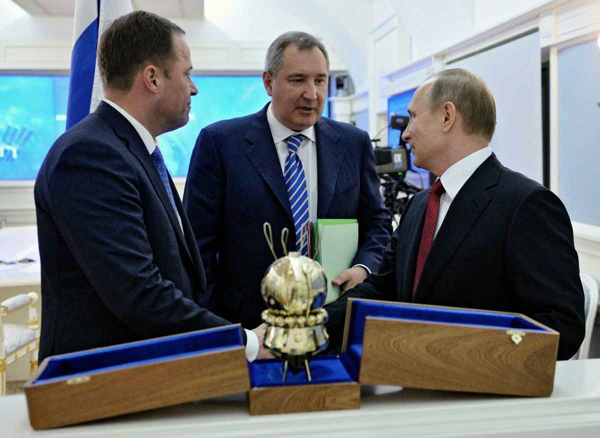 資料圖：2016年4月12日，俄羅斯總統普京（Vladimir Putin，右）、副總理羅戈津（Dmitry Rogozin，中）和俄羅斯航太局國家空間活動公司總經理科馬羅夫（Igor Komarov）在莫斯科克里姆林宮的情況中心參加與國際太空站（ISS）和沃斯托奇尼（Vostochny）航太中心的視像會議。（ALEXEY DRUZHININ / SPUTNIK / AFP via Getty Images）