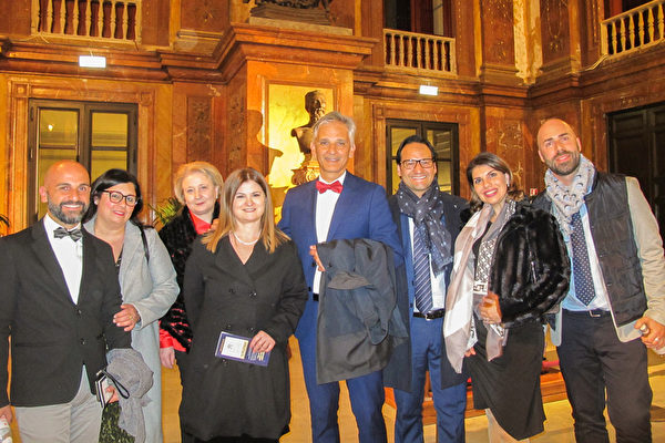 2023年4月1日,Giovanni Furnò(右四)、Antonio Belluom(右三)、Alessio Gibellino(右一)以及Antonella Cipriano等一行九人觀看了神韻紐約藝術團今年在意大利巴勒莫的馬西莫劇院的第三演出。(麥蕾/大紀元)