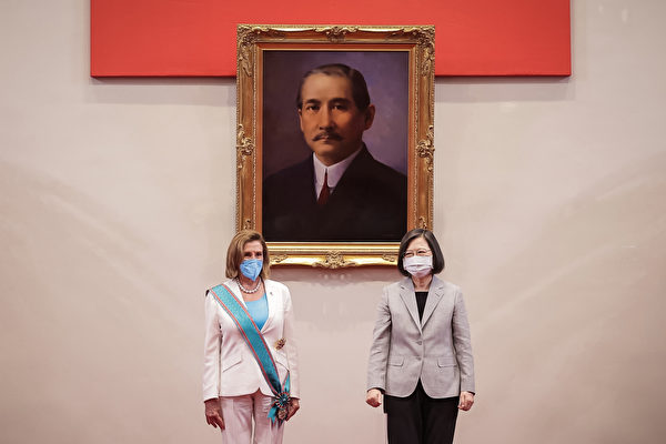2022年8月3日,台灣,美國眾議院議長佩洛西(Nancy Pelosi,左)接受台灣總統蔡英文頒發「特種大綬卿雲勳章」後,兩位合照留念。(Chien Chih-Hung/Office of The President via Getty Images)