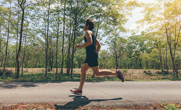 腳跟、腳掌、腳尖哪個部位先著地較好？諏訪通久認為，以最適合自己的姿勢跑步才是最棒的。（Shutterstock）