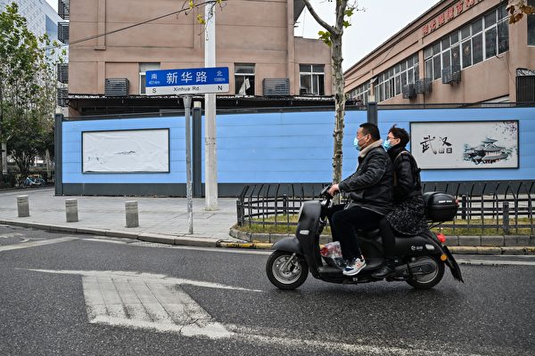 2023年1月22日，中國武漢市，COVID-19疫情未歇，街上顯得冷清。因疫情關係，許多民眾減少在黃曆新年期間出門。（Hector Retamal/AFP）