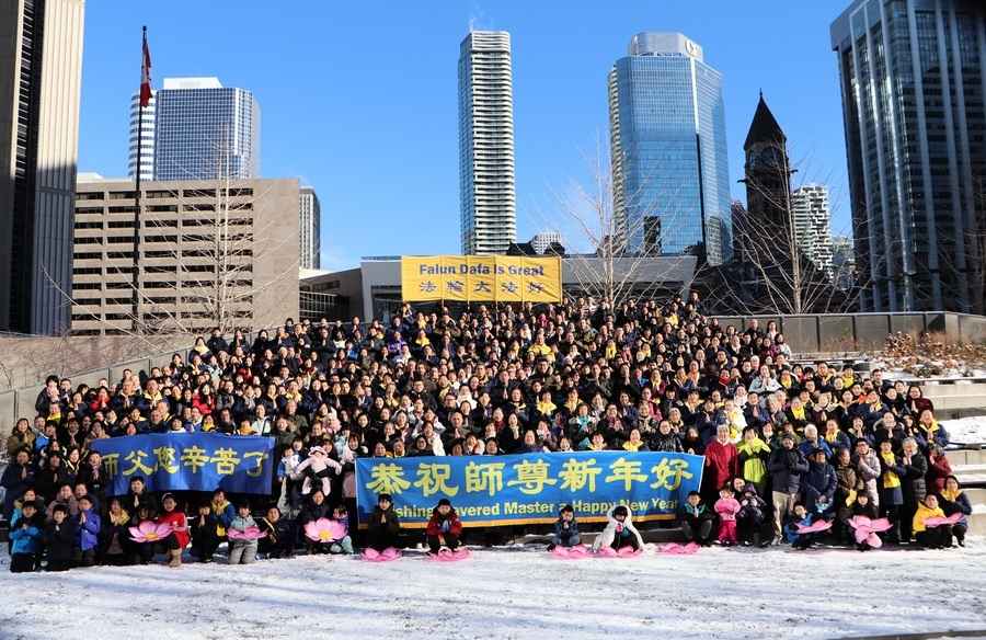 多倫多法輪功學員恭祝李洪志大師新年好