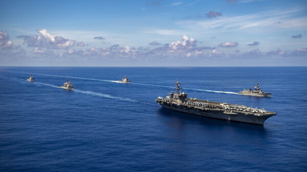 卡爾文森(Carl Vinson)航空母艦打擊群於2021年9月19日與日本海上自衛隊舉行相遇敬禮儀式。這艘尼米茲級航空母艦正按計劃部署在美國第七艦隊行動區,以通過聯盟以及夥伴關係增強彼此間的互操作性,同時作為一支及時響應力量,支持自由和開放的印度太平洋地區。(美國海軍/二級大眾傳播專家海頓·N·史密斯)(U.S. Navy photo by Mass Communication Specialist 2nd Class Haydn N. Smith)