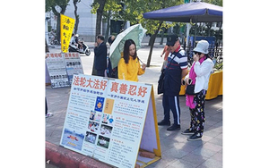 國父紀念館前 台灣導遊助大陸遊客退出中共