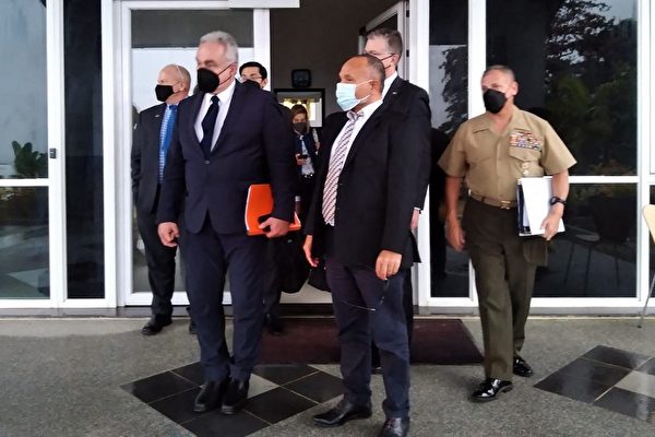 2022年4月22日，由美國國家安全委員會印太協調人Kurt Campbell（前左）等人所領導的美國代表團在所羅門群島的首都霍尼亞拉。 （Mavis Podokolo/AFP）
