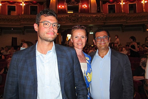 2022年6月26日下午，Cardone Marcella與丈夫和兒子一同觀看了神韻紐約藝術團今年在意大利維羅納Teatro Filarmonico劇院的第二場演出。（Massimo Marcon／大紀元）