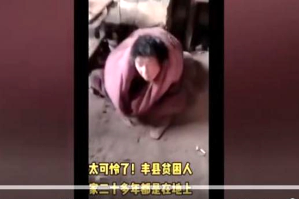 大陸前資深調查記者鄧飛在微博爆料，村裏還有一名女子境遇更為悲慘，被長期用鐵鏈鎖著，已不能行走。（影片截圖）