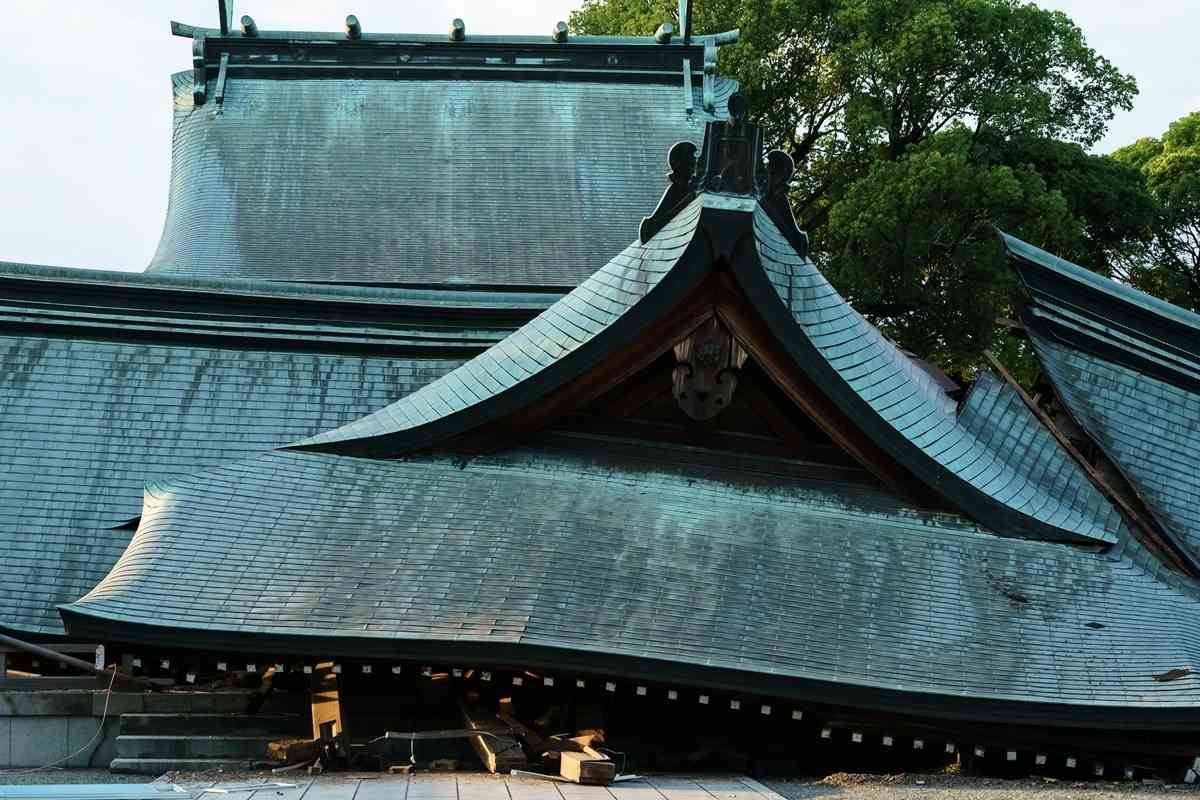 2026年7月29日，日本熊本縣嘉島町一座神社的部份建築在地震中受損。（Tomohiro Ohsumi/Getty Images）