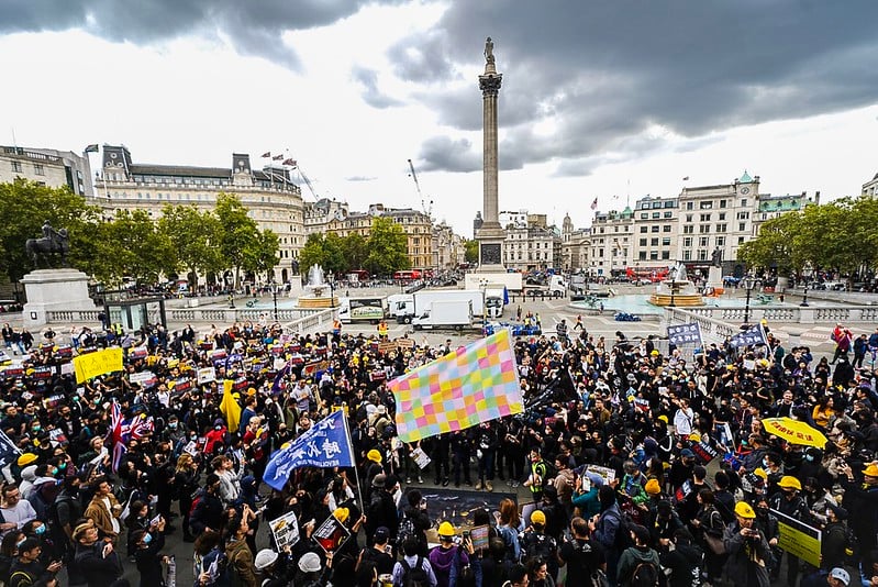 9月28日下午，數千人參加了在倫敦市舉行的「反對中共極權、爭取五大訴求」的遊行。（晏寧／大紀元）