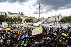 全球抗共大遊行 倫敦數千人走上街頭