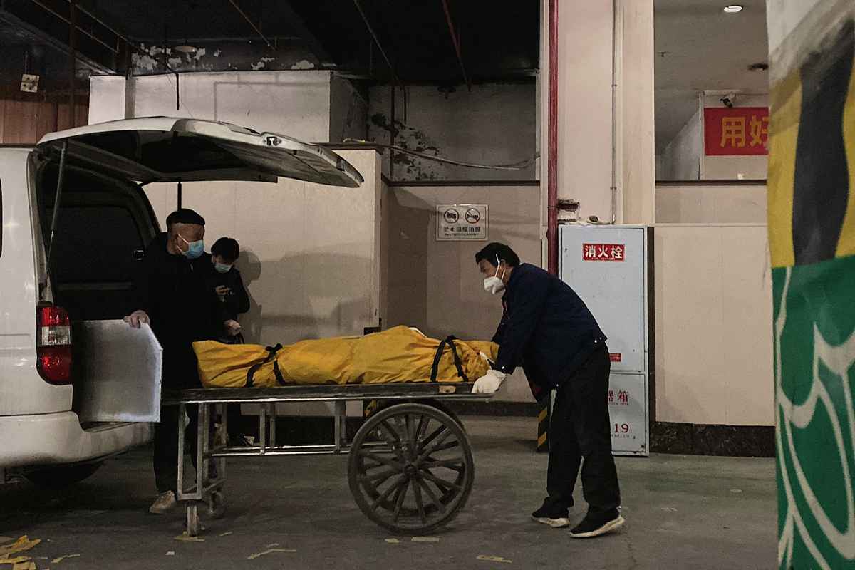 中共官員承認「新冠沒有消失」。圖為2022年12月22日疫情大爆發期間，重慶一火葬場正在處理遺體。（Noel Celis/AFP）