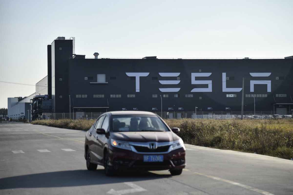 圖為上海的Tesla工廠。（Hector Retamal/AFP）