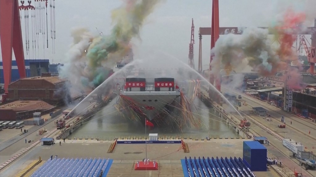 2022年6月17日，中共第三艘航母「福建艦」下水。圖為下水和正式命名儀式現場。（CCTV/AFP）