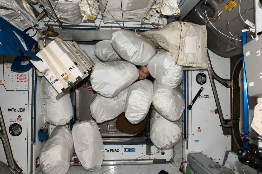 太空站利用氣閘艙成功拋擲垃圾入大氣層燒燬