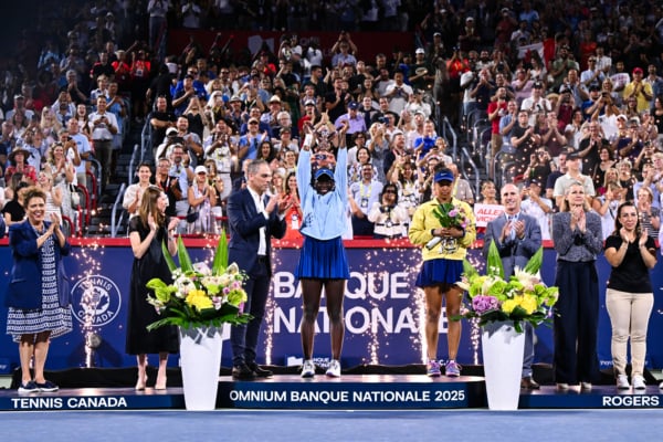 2025年8月7日,女子網壇WTA1000滿地可站決賽上,18歲本土「黑馬」姆博科(Victoria Mboko)以2:6/6:4/6:1逆轉擊敗前「世界第一」、四屆大滿貫冠軍得主大坂直美(Naomi Osaka),贏得職業生涯第一個巡迴賽女單冠軍。(Minas Panagiotakis/Getty Images)