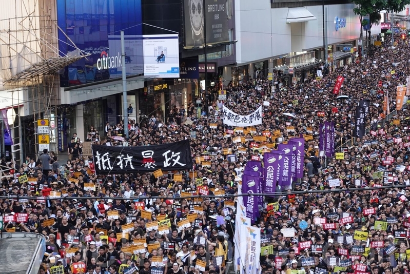 最近一個月來，為讓港府撤回惡法，香港人已發起四次大遊行，103萬、200萬及55萬人港島區大遊行以及7月7日23萬人在九龍區面向中國遊客的遊行。圖為7‧1香港大遊行。（李逸／大紀元）