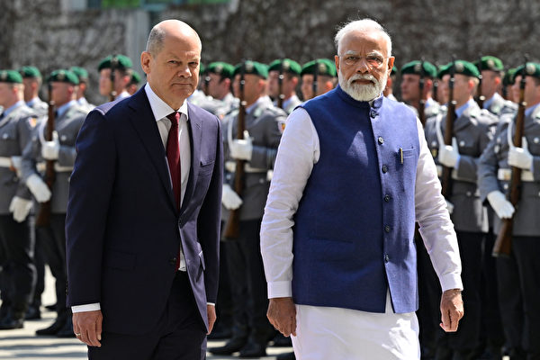 2022年5月2日，德國柏林，印度總理莫迪（Narendra Modi，右）訪問德國期間，與德國總理朔爾茨（Olaf Scholz，左）檢閱儀仗隊。（John Macdougall/AFP）