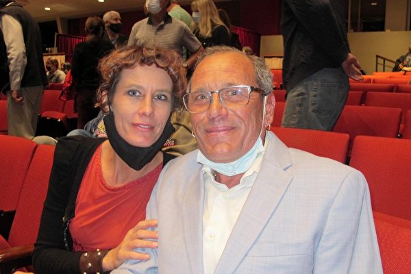 2021年11月1日晚，Lionel Chaltiel先生和妻子Felicia Davis Chaltiel一同觀看了今年神韻北美藝術團在阿爾伯克基的波普喬伊廳（Popejoy Hall）的首場演出。（麥蕾／大紀元）