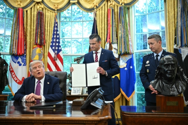 特朗普表示,他將出席海格塞斯召集的美軍駐世界各地的高層領導人在維珍尼亞州的大型聚會。圖為2025年9月5日,美國總統特朗普在白宮簽署行政令,將國防部改名為戰爭部。國防部長海格塞斯和美國參謀長聯席會議主席凱恩在簽署儀式現場。(Mandel NGAN / AFP)
