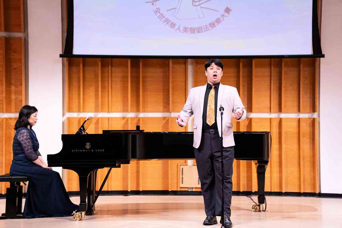 2025年8月30日,2025年新唐人第十屆全世界華人美聲唱法聲樂大賽在紐約曼哈頓考夫曼中心莫肯音樂廳(Merkin Hall of Kaufman Music Center)進入複賽階段。來自台灣的選手Morris Tien在複賽中表演。(戴兵/大紀元)