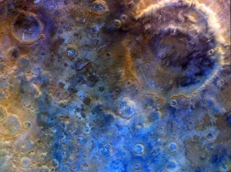 NASA探測器近距離飛越火星 拍到獨特圖片