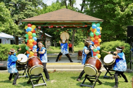 2025年6月7日下午,加拿大首都的斯蒂茨維爾(Stittsville)多元文化節在Village Square公園舉行,這個年度活動由市議員高沃(Glen Gower)主辦,今年參加的人數超過千人。觀眾透過文化節探索不同文化、欣賞現場娛樂節目。(任僑生/大紀元)
