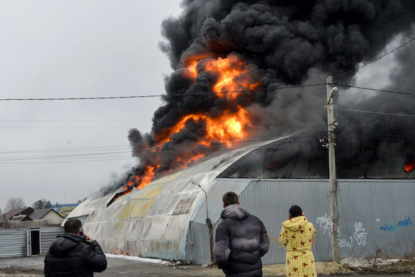 2022年3月3日，烏克蘭第二大城市哈爾科夫遭俄軍襲擊後，一棟建築起火燃燒。（SERGEY BOBOK/AFP via Getty Images）