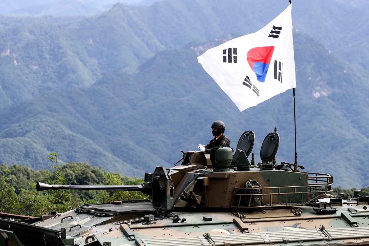 2022年9月20日，南韓抱川市（Pocheon），南韓防務展（DX Korea 2022）前，一輛陸軍坦克參加實彈演習。（Chung Sung-Jun/Getty Images）