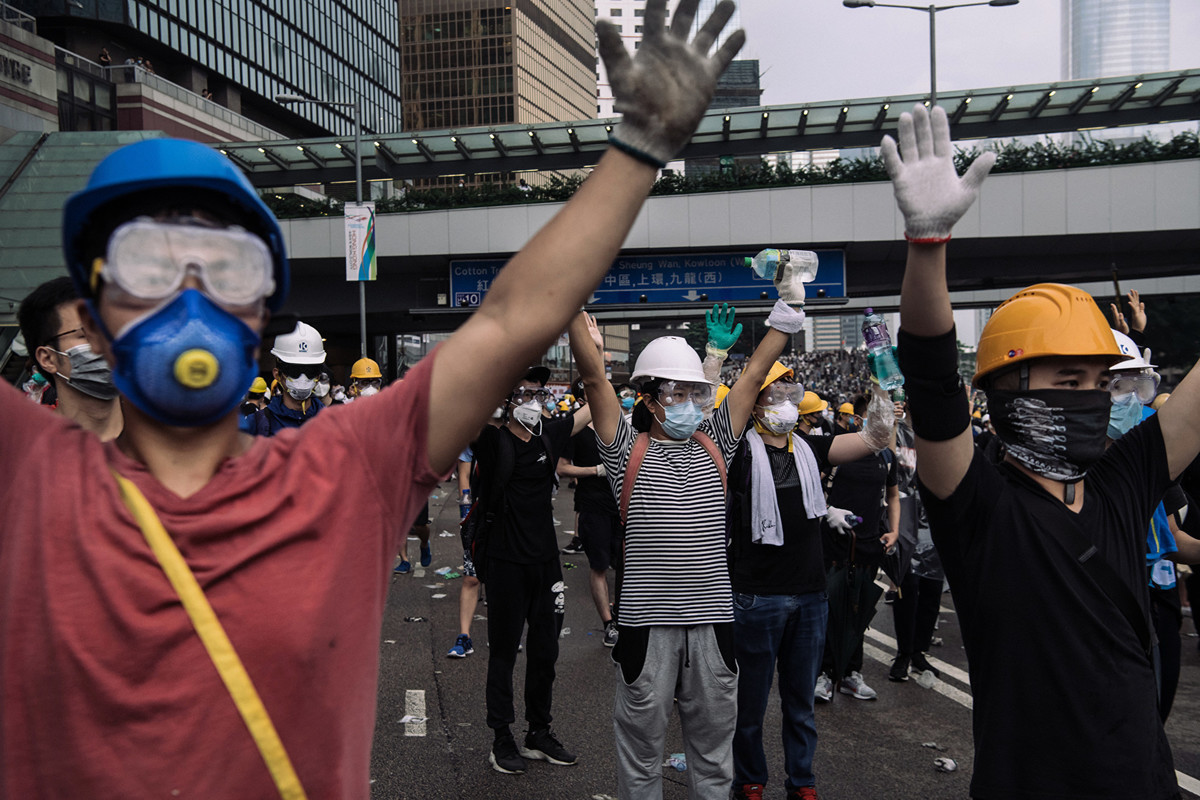 2019年6月12日，香港居民著「全副武裝」上街抗議，這可預防中共蒐集其個人資料。（Billy H.C. Kwok/Getty Images）