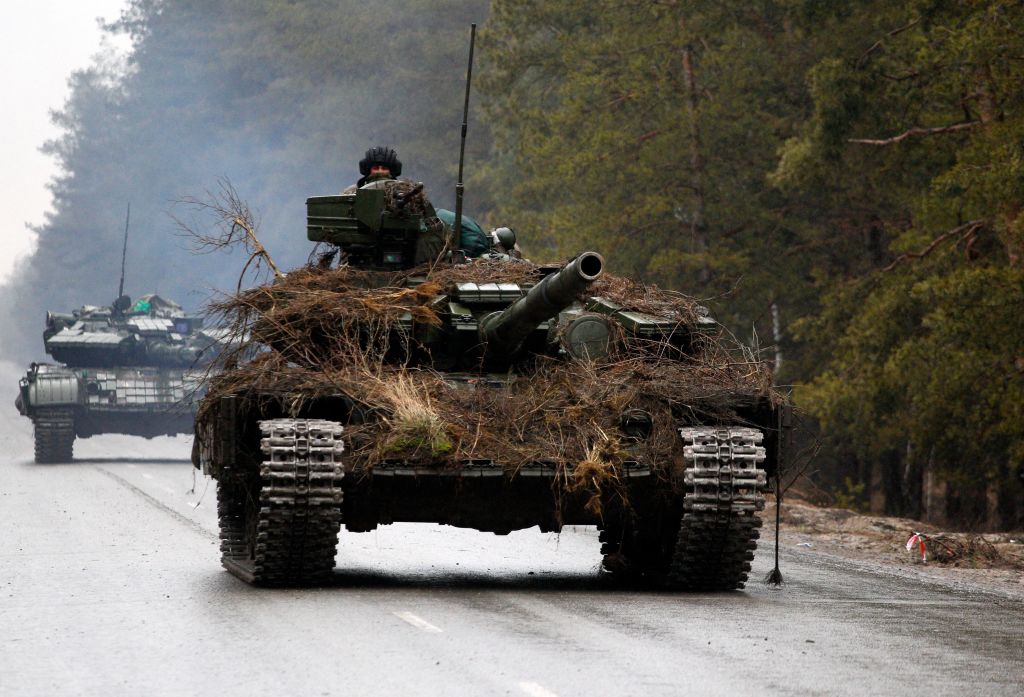​2022年2月26日，在烏克蘭東部的盧甘斯克（Lugansk）地區，在一次戰鬥之前，烏克蘭坦克在路上行駛。（ANATOLII STEPANOV/AFP via Getty Images）
