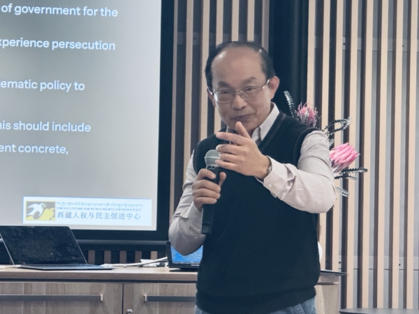 2025年6月20日下午,在由悉尼科技大學(UTS)亞太研究小組(Asia Pacific Research Group)主辦的中共跨國鎮壓研討會上,作為會議主持人,悉尼科技大學中國問題專家馮崇義副教授發表簡短講話。(李睿/大紀元)