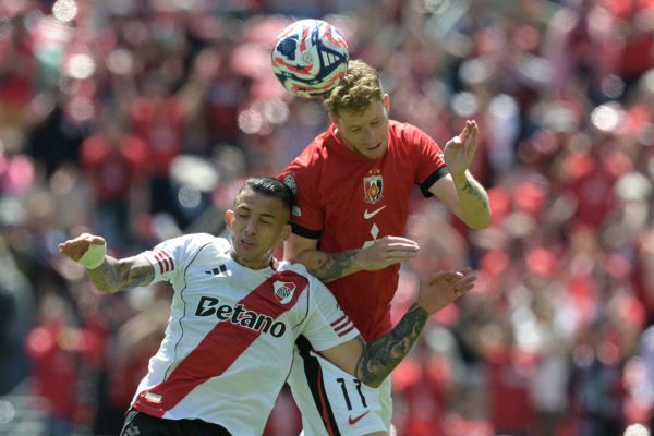 2025年6月17日,FIFA俱樂部世界盃(世俱盃)小組賽E組首輪,阿根廷豪門河床隊3:1完勝日本勁旅浦和紅鑽。圖為雙方球員在比賽中拼搶瞬間。(Juan Mabromta/AFP via Getty Images)