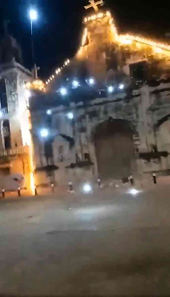 2025年9月30日,菲律賓中部發生6.9級強震,班塔延島(Bantayan Island)一座教堂屋頂上的十字架被震塌墜落。(Courtesy of Facebook user Martham Pacilan ,Facebook,UGC/AFP via Getty Images)