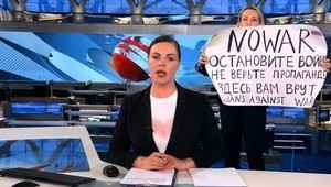 俄官媒編輯闖直播室 舉反戰標語抗議（影片）