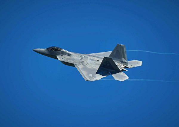 圖為2020年8月11日，美軍一架F-22戰機飛行於威斯康辛州上空。（Jana Somero/U.S. Air National Guard）