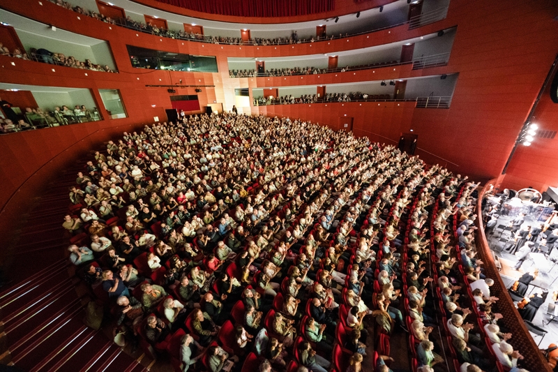 各地精英慕名而來 神韻法國艾克斯再爆滿