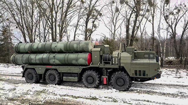 俄軍目前的防空導彈包括S-400都無法攔截海馬斯發射的火箭彈。圖為2022年2月9日俄羅斯的S-400防空系統的戰鬥人員，在白羅斯境內，與白羅斯舉行的一場聯合軍演。（Russian Defence Ministry/AFP）