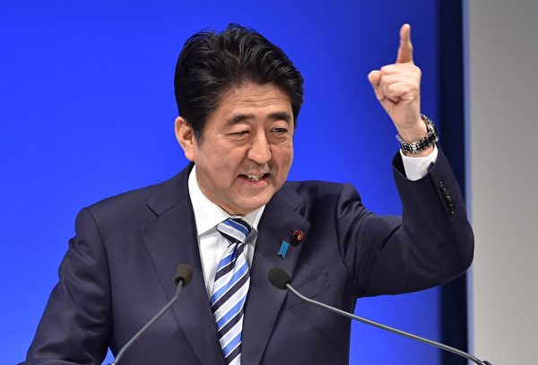 圖為2015年11月29日，日本首相兼執政的自民黨總裁安倍晉三在東京舉行的建黨60周年紀念儀式上發表講話。（Kazuhiro NOGI/AFP）