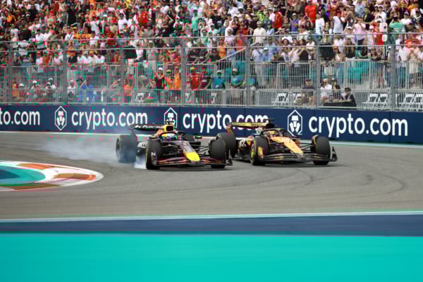 2025年5月4日,F1邁阿密大獎賽正賽,從第4位起步的麥拿侖澳洲車手皮亞斯特利(Oscar Piastri)率先衝線,奪得個人生涯第6個分站冠軍。圖為比賽中,皮亞斯特利駕駛麥拿侖賽車(右)向紅牛車手韋斯達賓施壓瞬間。(Hector Vivas/Getty Images)