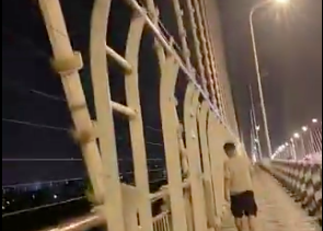 湖南益陽出現防跳橋「鐵絲圍牆」 引熱議