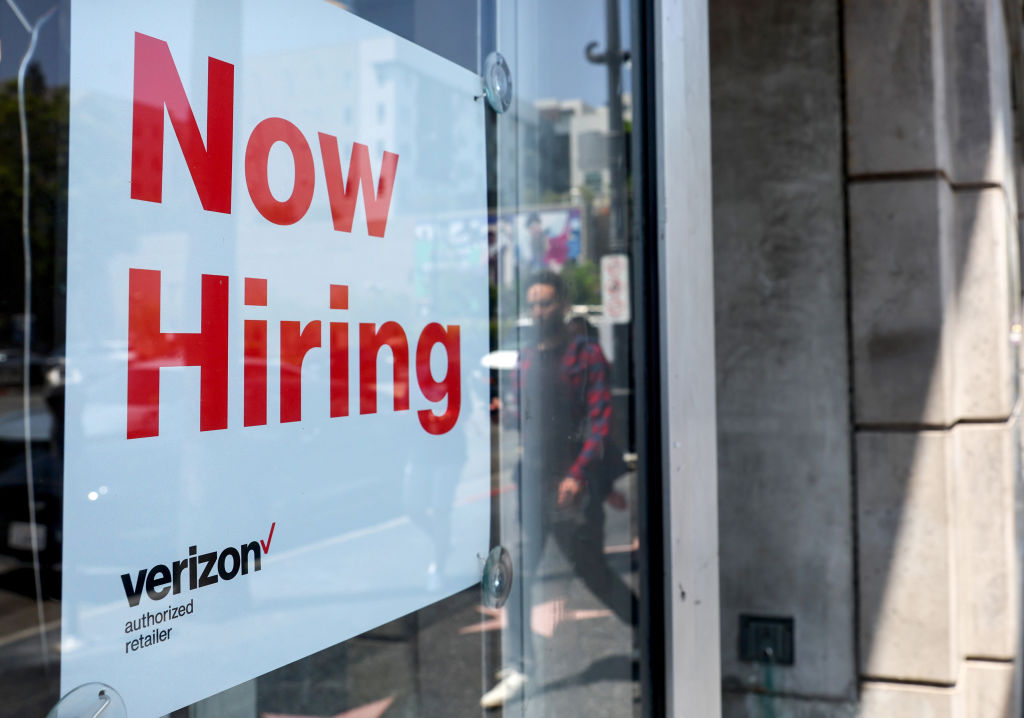 美國上周首次申領失業救濟金的人數為25萬。圖為2022年7月26日，在加利福尼亞州洛杉磯，電信巨頭威瑞森（Verizon）的一家商店張貼著「現在招聘」的標誌。（Mario Tama/Getty Images）