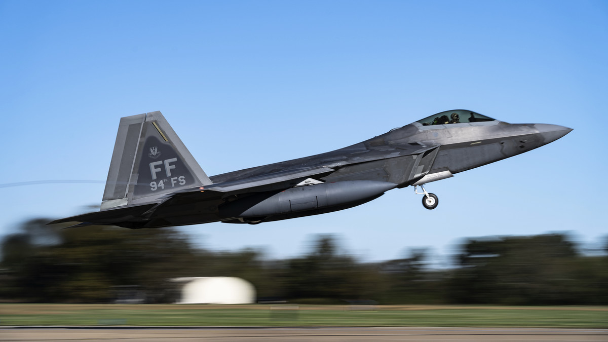 11月4日，美軍第一戰鬥機聯隊的F-22猛禽戰鬥機從維珍尼亞州的蘭利-尤斯蒂斯聯合基地起飛。第一戰鬥機聯隊的第94戰鬥機中隊已經部署到關島的安德森空軍基地。（美國印太司令部）