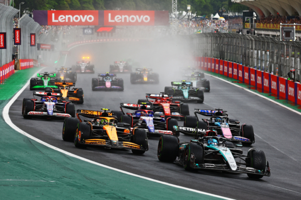 2024年11月3日,F1巴西大獎賽正賽,紅牛荷蘭車手韋斯達賓(Max Verstappen)從第17位發車,連續上演超車好戲,勇奪冠軍。圖為正賽開始後,佐治羅素駕駛平治賽車超越了羅禮士,衝到最前面。(Mark Thompson/Getty Images)