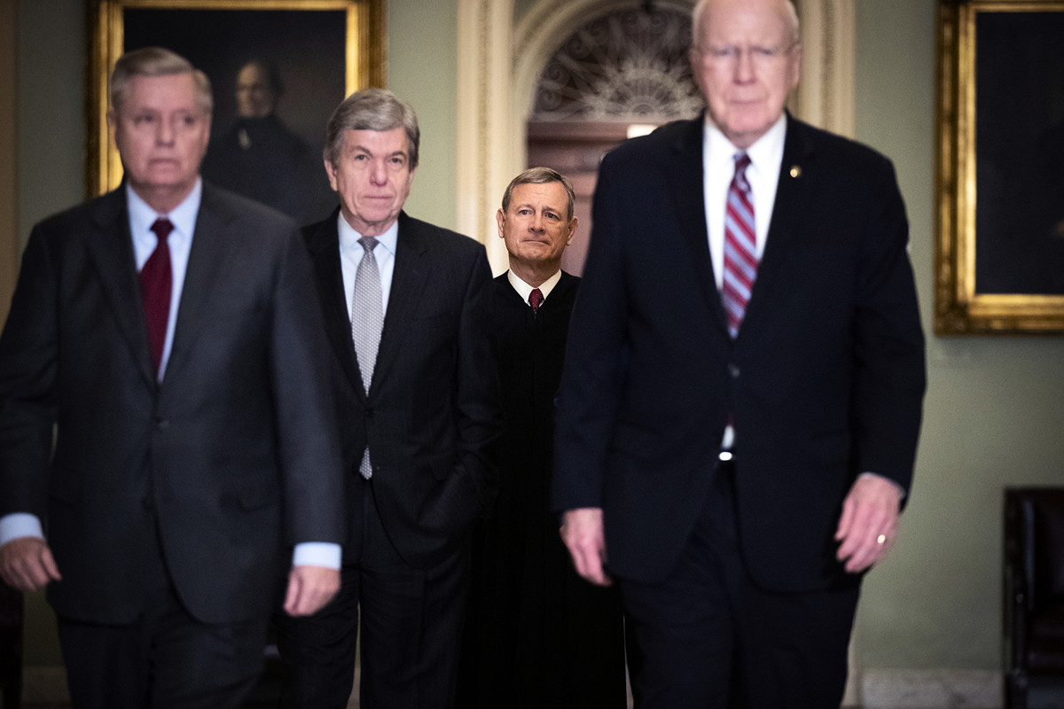 圖為美國高院首席大法官約翰·羅伯茲（John Roberts，中）步入參議院，負責彈劾總統特朗普案。（Drew Angerer/Getty Images）