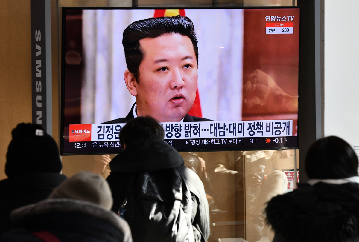 2022年1月1日，人們在首爾火車站觀看電視新聞節目——北韓領導人金正恩出席北韓勞動黨中央委員會全體會議。（Jung Yeon-je/AFP）