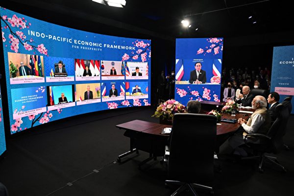 2022年5月23日,(會議桌由遠及近)美國總統拜登(Joe Biden)、日本首相岸田文雄、印度總理莫迪(Narendra Modi)在日本東京通過影片與各國首腦參加印太經濟繁榮框架 (Indo-Pacific Economic Framework for Prosperity)峰會。 (Saul Loeb/AFP via Getty Images)