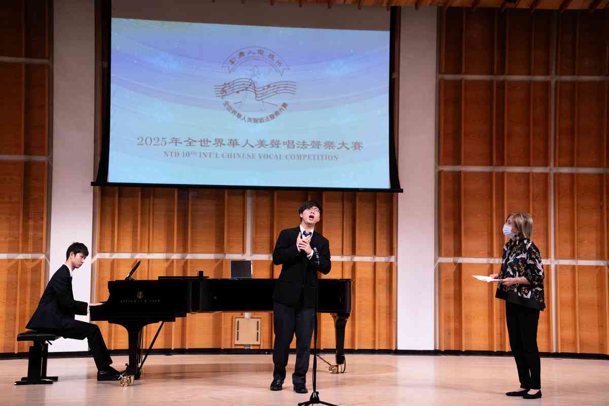 8月31日,新唐人聲樂大賽為選手開辦大師班,國際著名女中音歌唱家弗雷德莉卡‧馮‧斯塔德(Frederica von Stade)為七位參賽選手進行一對一的指導。圖為來自台灣旅居奧地利的Jun Ting Liu在接受指導。(戴兵/大紀元)